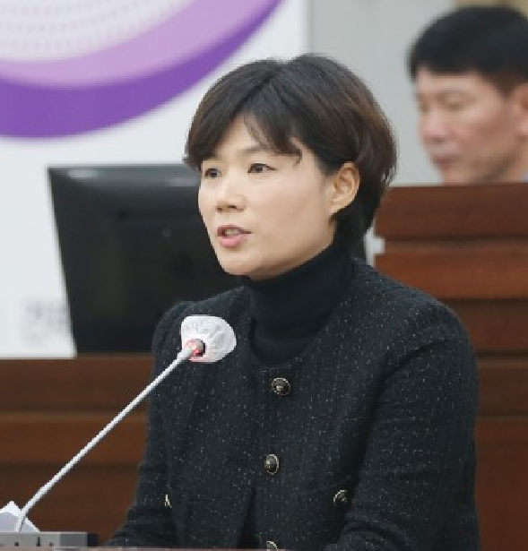 본회의에서 반대토론을 하고 있는 장미영 수원시의원.