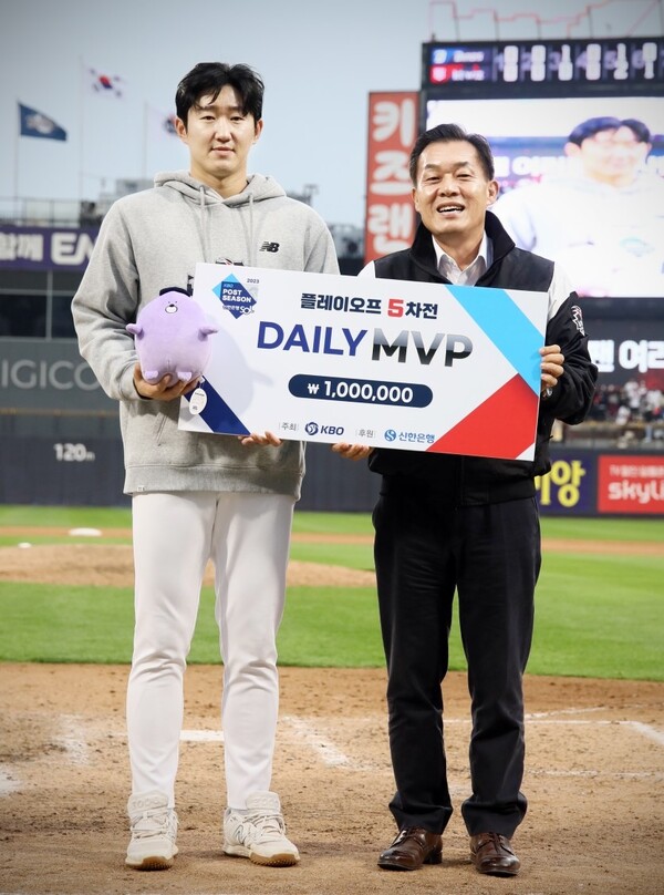 이재준 수원시장이 데일리 MVP로 선정된 김민혁 선수와 기념사진을 촬영하고 있다.