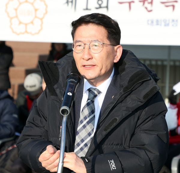 김기정 의장이 대회사를 하고 있다.
