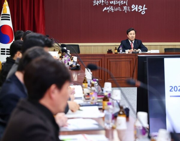 김성제 의왕시장이 청년정책위원회 회의를 주재하고 있다.