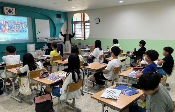 안양시가 무료로 운영하는 권역별 영어체험센터에서 학생들이 영어 수업을 받고 있다.