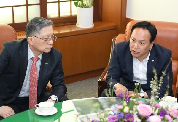 이권재 시장(오른쪽)과 이한준 사장(왼쪽)이 오산시의 광역교통 현안을 논의했다.